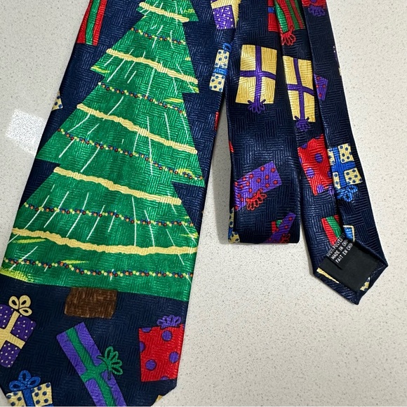 Novelty Christmas tie in guc - Picture 1 of 7